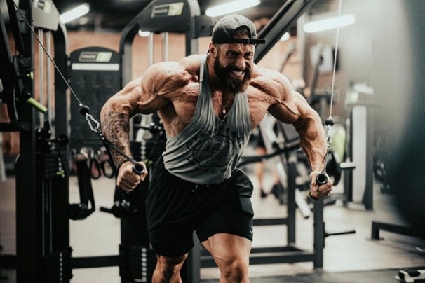 chris bumstead doing cable crossovers